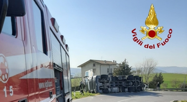 Camion pieno di pollame si ribalta dopo l'uscita Jesi ovest: due feriti