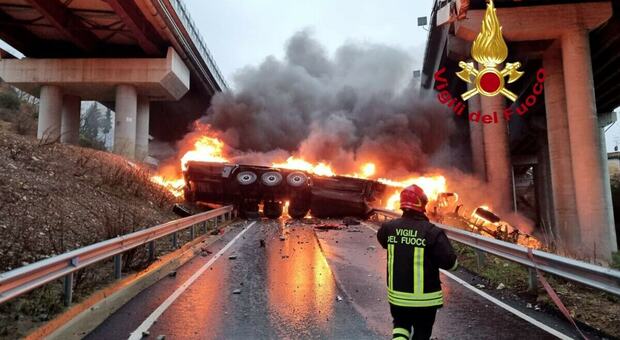 Tir precipita dal viadotto in autostrada e prende fuoco, morto il conducente