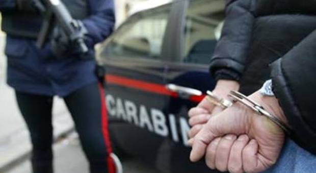 Violenta collutazione in pieno centro con i carabinieri: arrestato 48enne