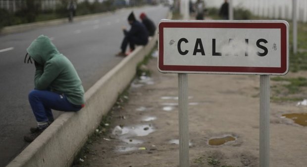 Migranti, la denuncia della Ong: «Spray al peperoncino contro i profughi a Calais»