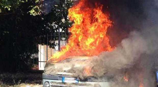 Paura a Ciampino: due auto a fuoco vicino a una scuola