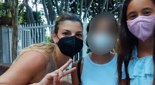 Capri, Emma Marrone bloccata dalle teenagers