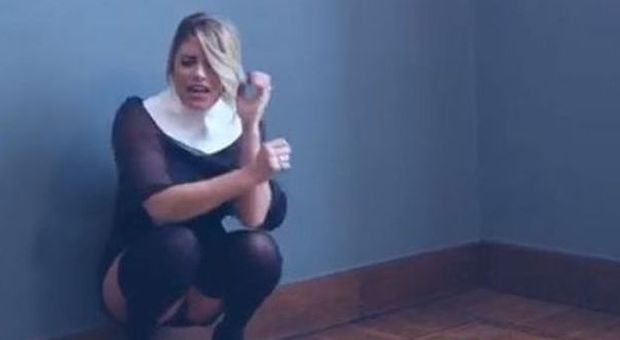 Emma Marrone hot: nel nuovo video resta in mutande e tacchi alti