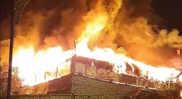 Gragnano, incendio distrugge un ristorante: otto ustionati, uno è grave ricoverato al Cardarelli