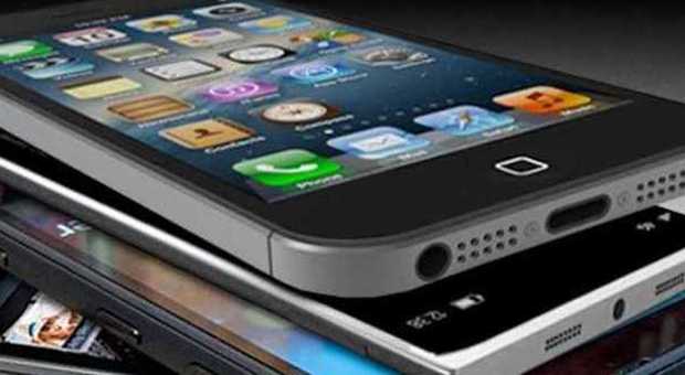 Allarme smartphone: "Il 15% delle app ​ruba dati e batteria a nostra insaputa"