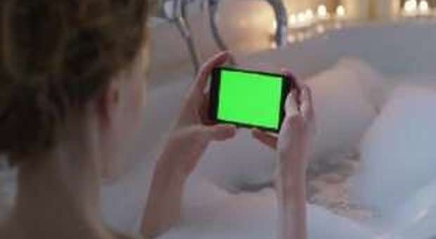 Fa il bagno con lo smartphone in carica: donna di 45 anni morta folgorata