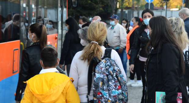 Napoli, bus per studenti in difficoltà: «Impossibile mantenere le distanze»