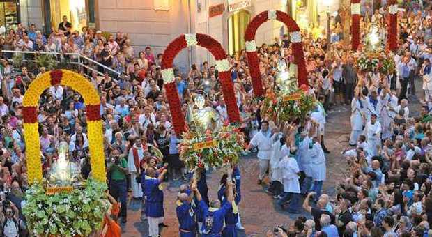 San Matteo, tredici indagati per la processione-caos: «Vicini agli ultrà»