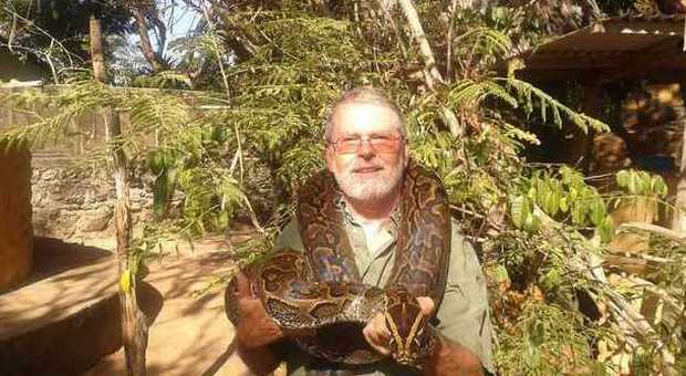 L'uomo che sussurra ai serpenti, tra corsi di sopravvivenza e show con i turisti: «Il Kenya è la mia casa»