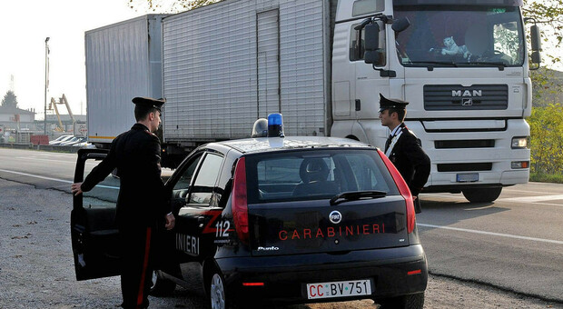 Tir fermo lungo la Castellana: i carabinieri trovano l'autista morto sul volante