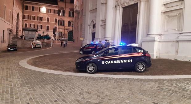 Ancona, spycam e pattuglie anti alcol: «Basta baby gang e ubriachi»