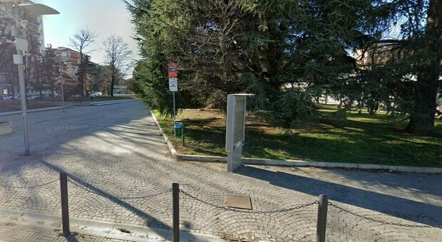 Collegno, uomo spara alla moglie in piazza urlando: « Mi hai rovinato la vita». Poi si uccide