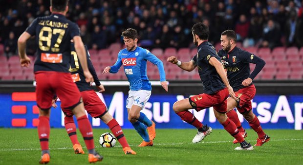 Napoli-Genoa 1-0: decide Albiol. Sarri a -2 dalla Juventus