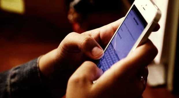 «Smartphone vietati ai minori di 16 anni»: la proposta degli iscritti al M5S