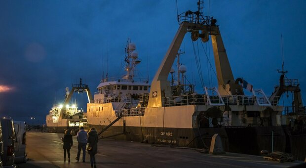 Perché Francia e Gran Bretagna litigano sulle licenze per la pesca nel Canale della Manica?
