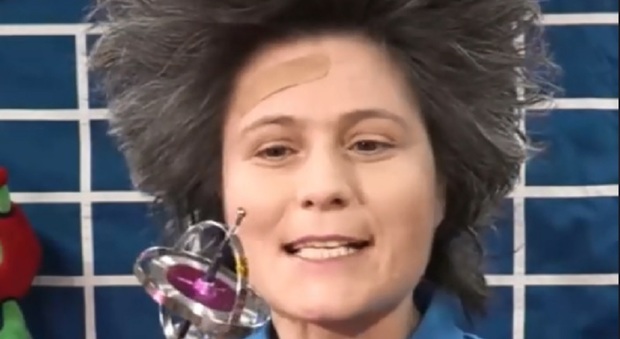 Samantha Cristoforetti ferita nello spazio: cerotto sulla fronte. L'Esa spiega cosa le è successo