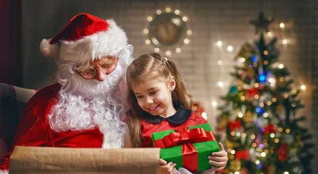 «Fare l'albero di Natale in anticipo rende felici»: lo dice la scienza