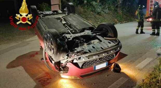 Schianto all'alba in Irpinia, auto ribaltata: due feriti