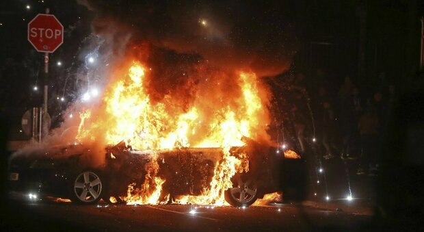Belfast, sesta notte di violenze: un autobus di linea incendiato. Johnson: «Risolvere differenze con il dialogo»