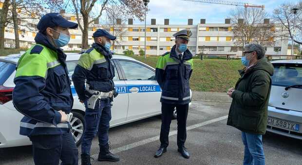 Blitz antidegrado della polizia locale in via Pontinia a Pordenone