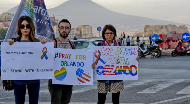 Strage di Orlando, l'omaggio di Napoli tra candele e bandiere | Foto