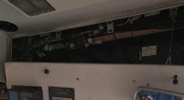Napoli, l'autobus perde il portellone: «Costretti a viaggiare senza criteri di sicurezza»