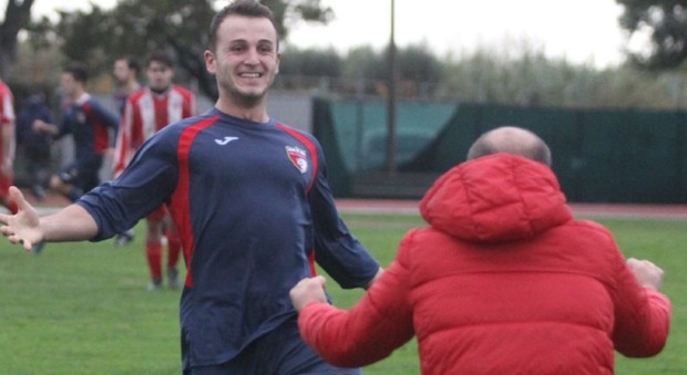 Il centrocampista albanese Endri Prifti in gol con il Falconara
