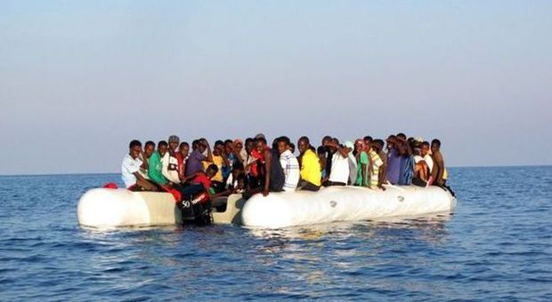 Migranti, soccorso barcone con 200 persone a bordo al largo della Libia