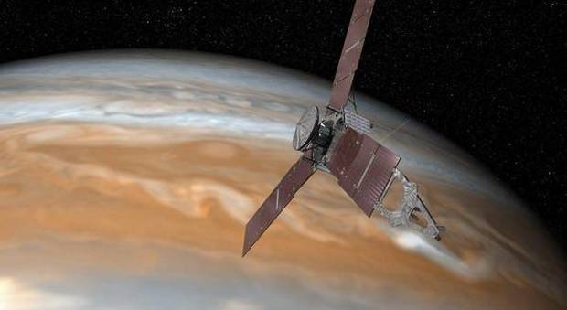 Juno, ecco l'abbraccio con Giove: dopo 5 anni di viaggio la sonda scopre il pianeta gassoso