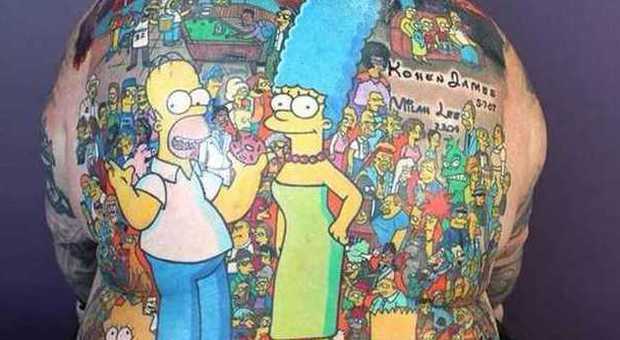 Che follie per i Simpson, fan si fa tatuare sulla schiena tutti i personaggi