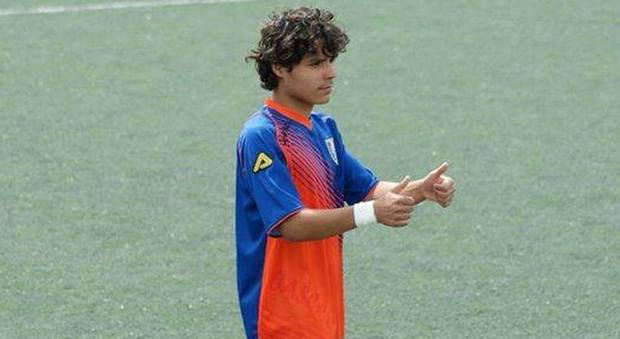 Roger Pizzi come Morosini, calciatore muore a 22 anni: malore durante la partita sotto gli occhi del papà