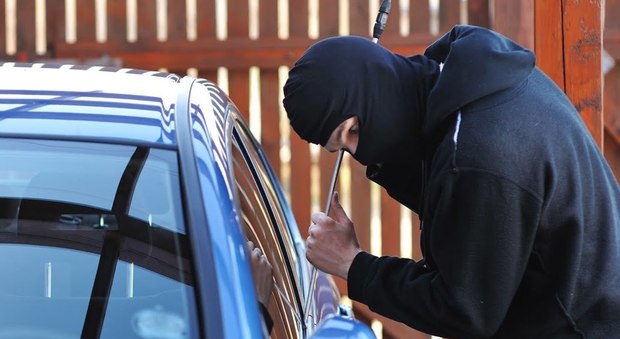 Napoli, ladro d'auto tenta di forzare la portiera con arnesi da scasso: preso
