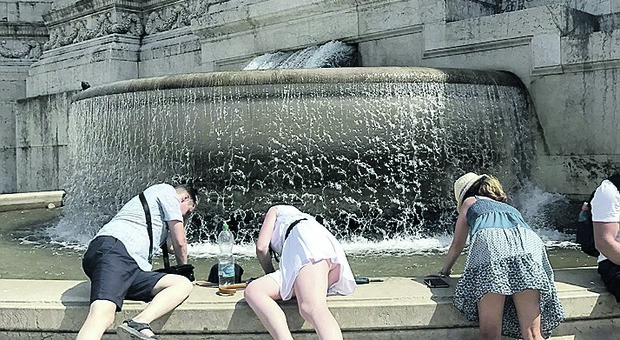 Bagnano i piedi nella fontana dell'Altare della Patria: multa di 600 euro a due turisti