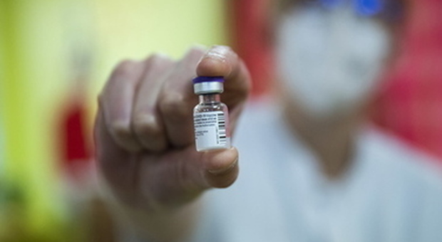 Vaccini anti Covid, parte la chiamata per i cinquantenni