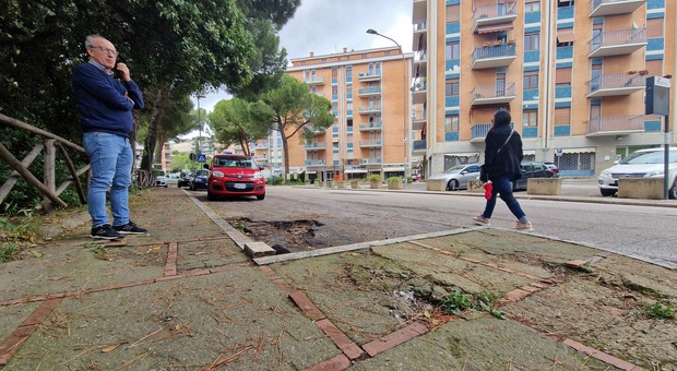Perugia, marciapiedi pericolosi in via dei Filosofi: due anziani cadono in pochi giorni. L'associazione dei residenti: «Troppi pericoli»