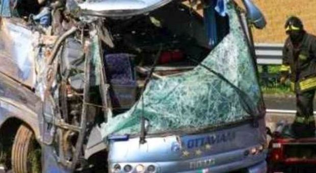 Bus fuori strada, morti 5 carabinieri L'autista aveva assunto cocaina