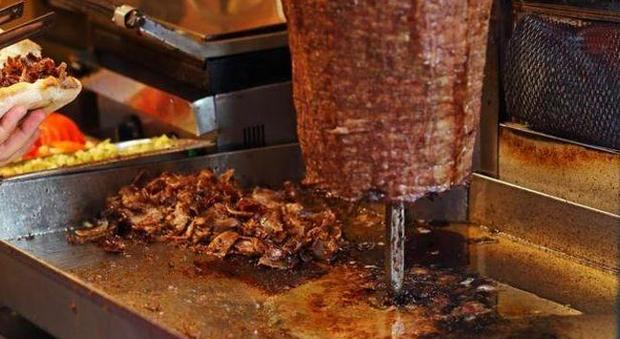 Impossibile rintracciare la carne e criticità igieniche: multato il kebabbaro di Piazza della Repubblica a Fondi