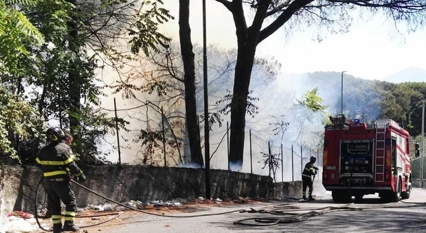 Incendio presso il parco del Vesuvio, evacuata abitazione a Torre del Greco