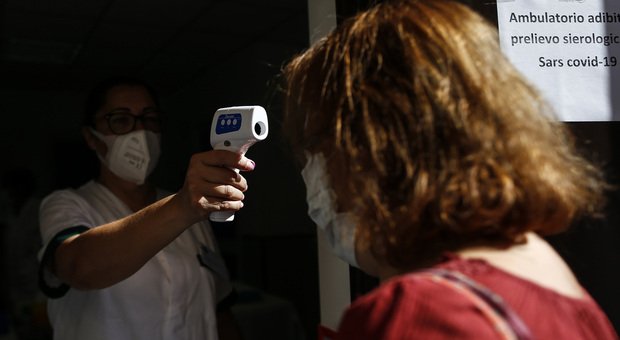 Coronavirus in Italia, 10 morti e 1.597 nuovi positivi: più casi di ieri ma con meno tamponi. Salgono ancora i malati gravi