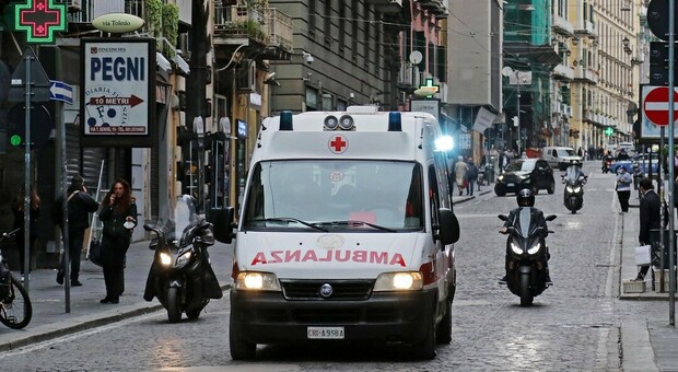 Covid a Napoli, il business delle ambulanze: nel picco dei contagi c'è un'indagine bis