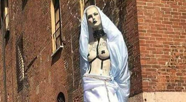 Una Madonna a seno nudo al Pride di Cremona: scoppia la polemica