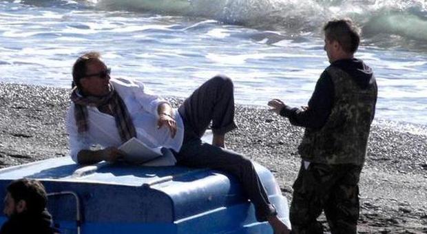 Spot per il tonno, Kevin Costner ad Amalfi studia il copione in spiaggia