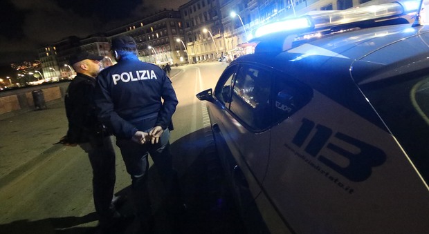 Napoli, minaccia tassista con le forbici gli ruba il tablet: arrestato algerino