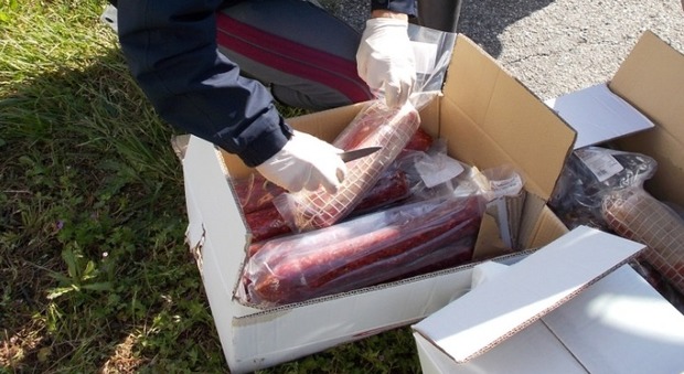 Salami e mozzarelle "cotte" in autostrada: 150 kg di cibo da buttare via