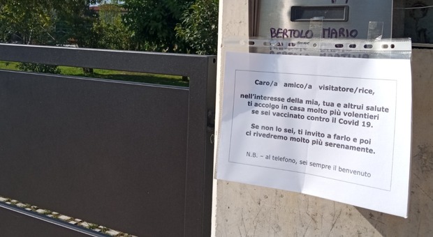 Il cartello all'ingresso della casa di Mario Bertolo