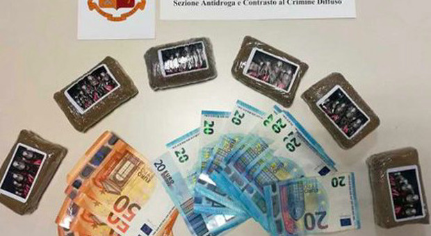 La droga e i soldi sequestrati dalla polizia