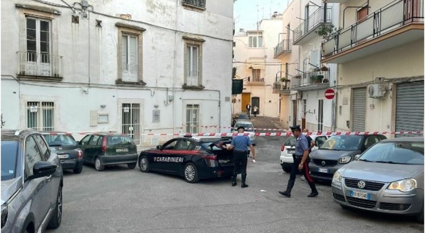 Donna accoltellata in strada durante una lite a Taranto, è grave. Caccia all'aggressore