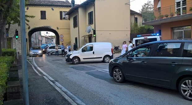 Pesaro, un incidente sotto l'arco manda in tilt tutta Santa Veneranda