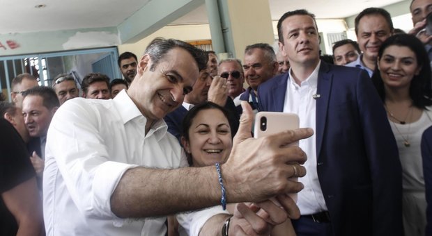 Elezioni Grecia, sfida Tsipras-Mitsotakis. Ma il leader di centrodestra è favorito