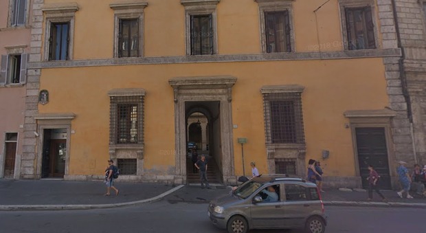 Roma, rapina in banca vicino al Senato: direttore e dipendenti chiusi nel caveau